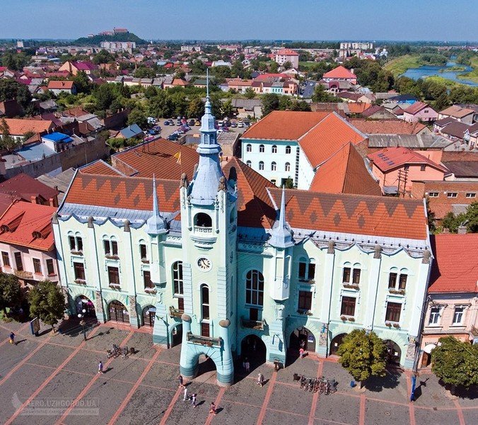Мукачівську ратушу показали з висоти пташиного польоту – 03