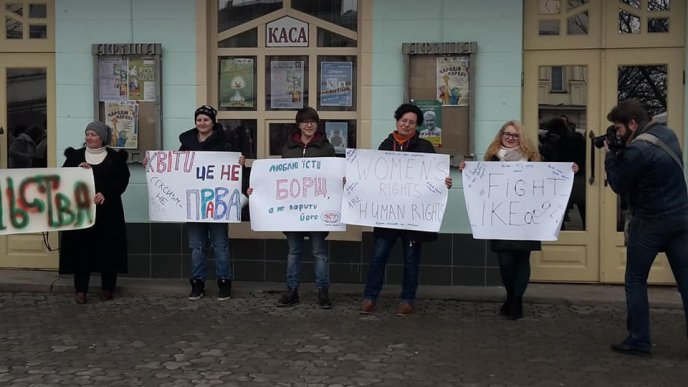 Поліція затримала сімох осіб, які облили жінок фарбою. Серед них – кілька дівчат – 10