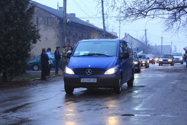 Великоберезнянці на колінах зустріли свого земляка, який загинув у зоні АТО (ФОТО) – 08