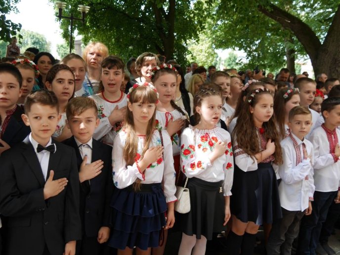 Як у лінгвістичній гімназії в Ужгороді останній дзвоник проходив – 19 Як у лінгвістичній гімназії в Ужгороді останній дзвоник проходив – 19