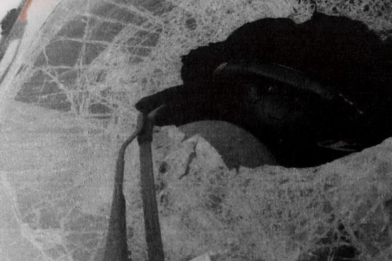 Троє зловмисників пошкодили чоловіку дві автівки, а потім, для залякування, вчинили стрілянину – 01