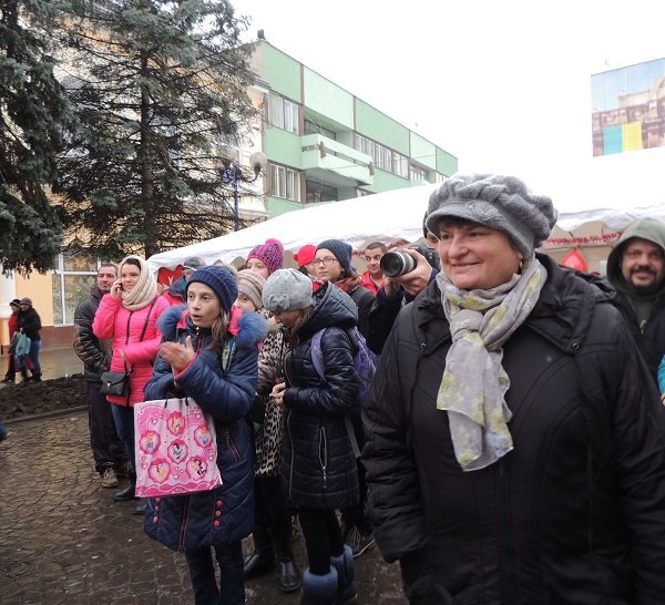 Берегівський рятувальник на пожежній машині освідчився дівчині у коханні – 03