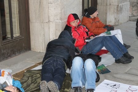 В Ужгороді активісти Євромайдану влаштували лежачий страйк перед будівлею ОДА (ФОТО) – 07