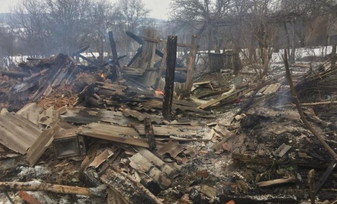 В Ужгороді 13 рятувальників гасили вогонь, але врятувати будинок їм не вдалося – 02