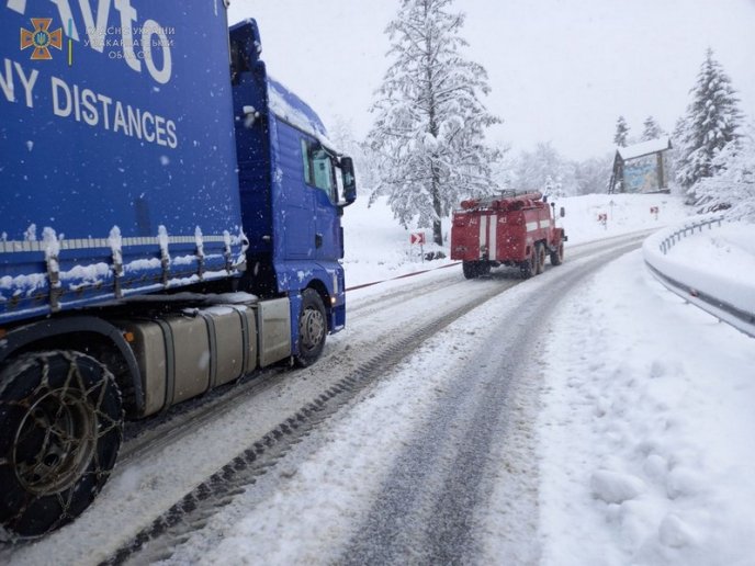 На перевалі фура перекрила рух іншим машинам – 02