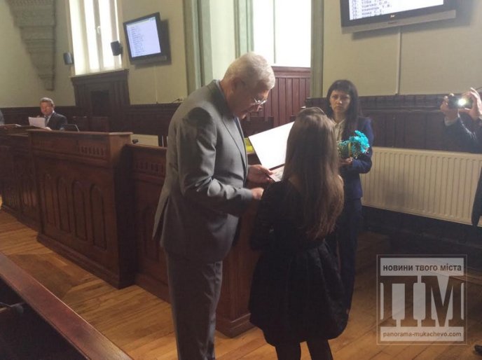 Родинам військових мукачівців, що загинули в зоні АТО, вручили посмертні нагороди їх Героїв (ФОТО) – 05