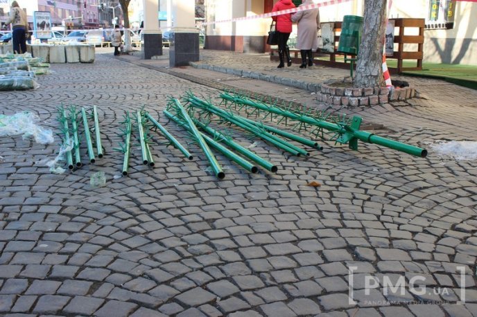 У Мукачеві встановлюють головну новорічну ялинку міста, яка буде штучною – 02 У Мукачеві встановлюють головну новорічну ялинку міста, яка буде штучною – 02
