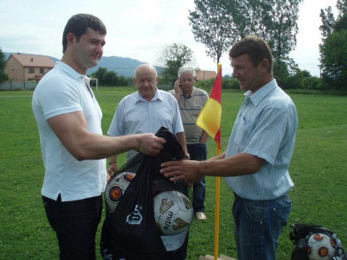 Андрій Балога знову роздавав подарунки, цього разу футболістам (ФОТО) – 02 Андрій Балога знову роздавав подарунки, цього разу футболістам (ФОТО) – 02