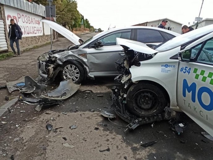 В Ужгороді сталася аварія за участі таксі – 03