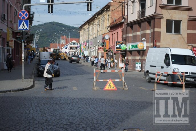 Задля проведення каналізації у Мукачеві перекрили цілу вулицю (ФОТО) – 01