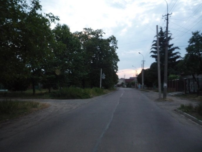 Мешканці вулиці Червоноармійської скаржаться на "нові" погані електроопори (ФОТО) – 04