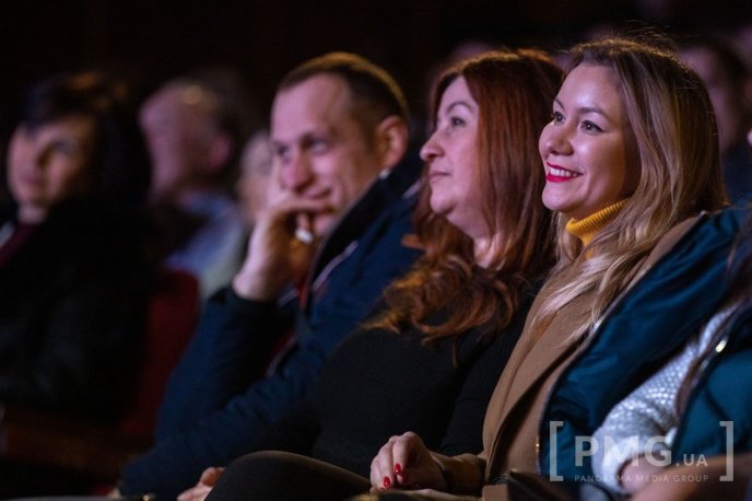 Зеленський з «Кварталом 95» в Ужгороді: Агітувати не збираємось, однак закликаємо всіх прийти на вибори – 17