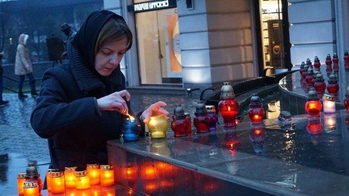 Жителі обласного центру запалили свічки у пам’ять жертв Голодоморів – 01 Жителі обласного центру запалили свічки у пам’ять жертв Голодоморів – 01