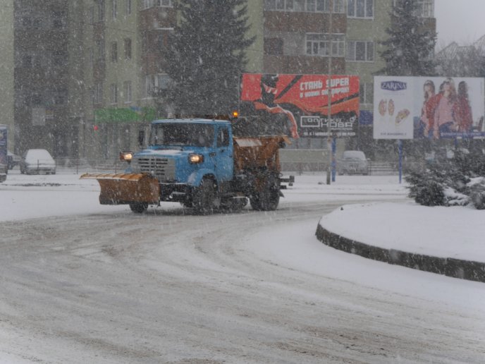 Ужгородські комунальники активно підсипають засніжені дороги протиожеледною сумішшю – 02