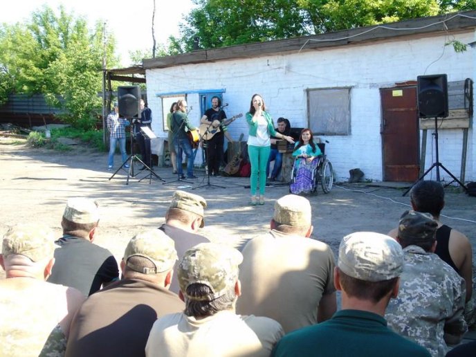 Музиканти з Києва та Хмельниччини виступили перед бійцями 128-ої бригади – 02
