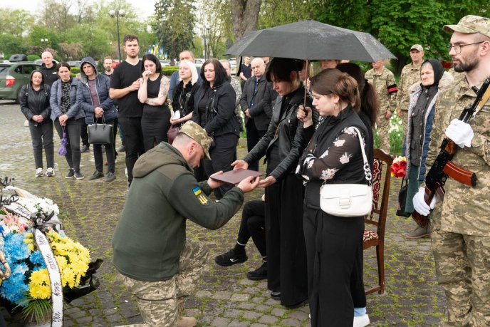 Закарпатці сьогодні попрощалися із 45-річним Героєм – 06