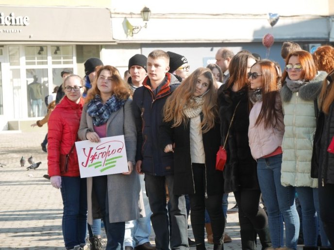 В Ужгороді зафіксували новий рекорд із наймасовіших обіймів в Україні – 01