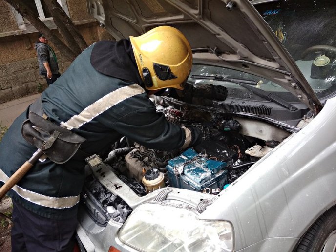 У Берегові під час руху загорілася машина – 02