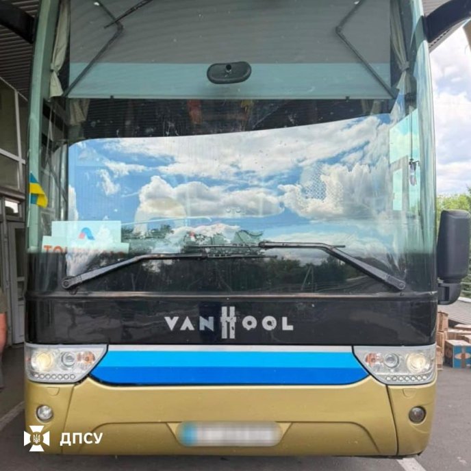 На кордоні з Угорщиною у рейсовому автобусі виявили 20 кг срібла – 01