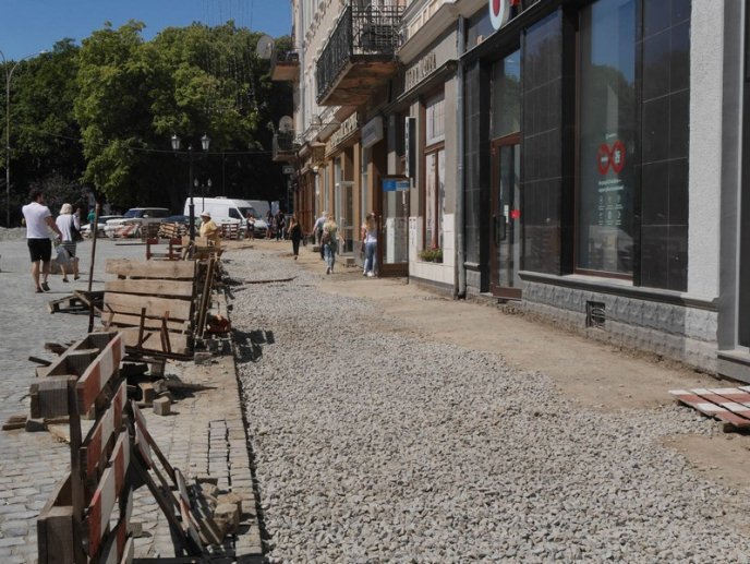 На площі Петефі в Ужгороді фасади магазинів оформлять в єдиному стилі – 01