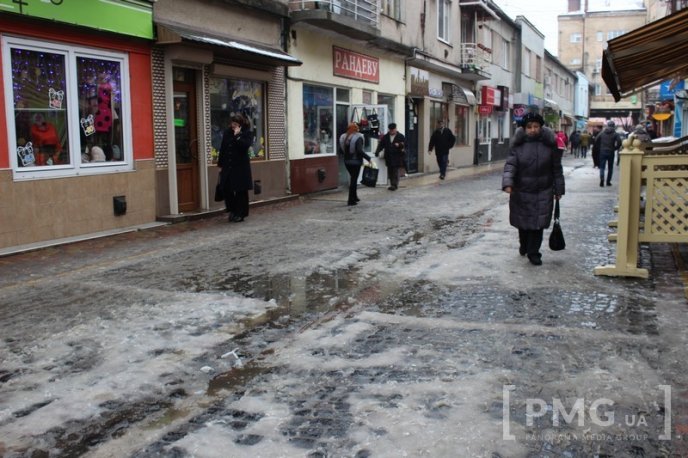 Одна з центральних вулиць Мукачева перетворилась на суцільну калюжу – 34