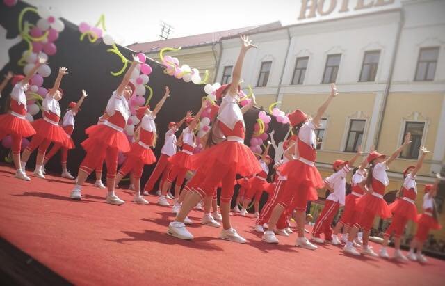 У центрі Мукачева провели танцювальне свято – 12