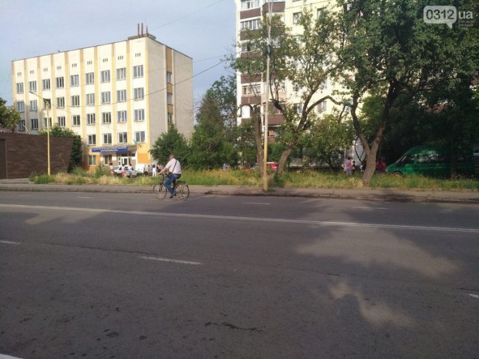 В Ужгороді з вікна 6 поверху впала дитина, – ЗМІ – 04