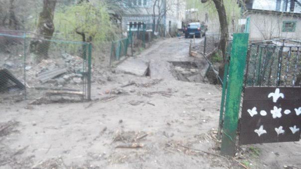 На Свалявщині піднялась вода: знищено переходи та асфальтове покриття – 06