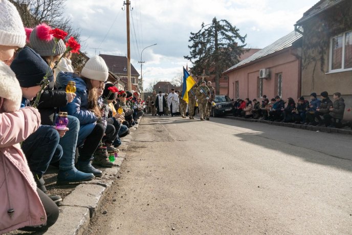 Закарпатці провели в останню путь вчителя, який загинув на війні – 03