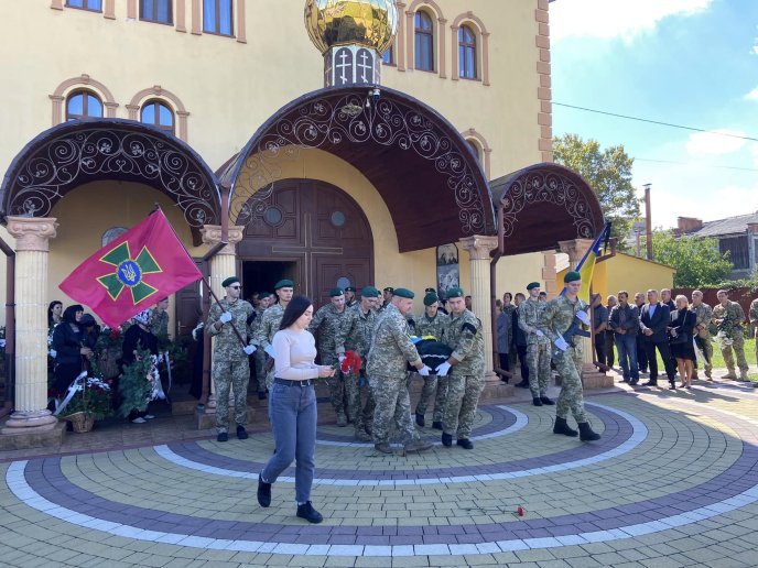 На Закарпатті поховали воїна, який загинув у боях з російськими окупантами – 04