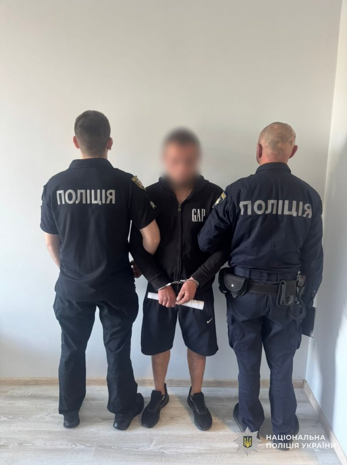 На Мукачівщині вночі чоловік підпалив будинок: де це сталось та що відомо – 01
