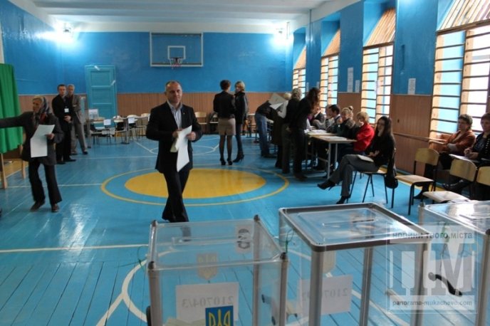 Кандидат від "Партії регіонів" Вячеслав Шутко проголосував на дільниці у ЗОШ №4 (ФОТО) – 07 Кандидат від "Партії регіонів" Вячеслав Шутко проголосував на дільниці у ЗОШ №4 (ФОТО) – 07