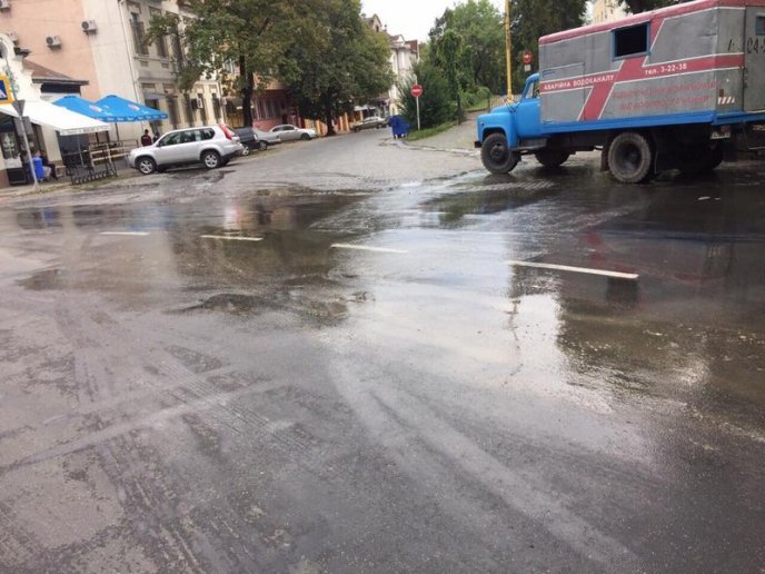 В Ужгороді прорвало трубу під новим асфальтом  – 02 В Ужгороді прорвало трубу під новим асфальтом  – 02