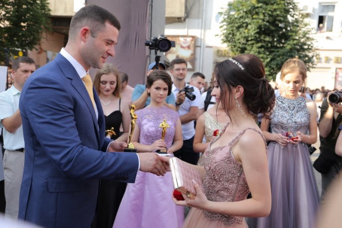 Двадцять випускників Мукачева отримали грошові премії  – 06