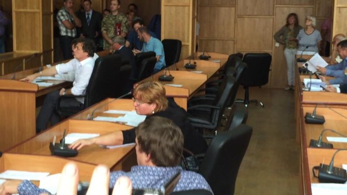 Депутата Ужгородської міськради спіймали на кнопкодавстві – 02