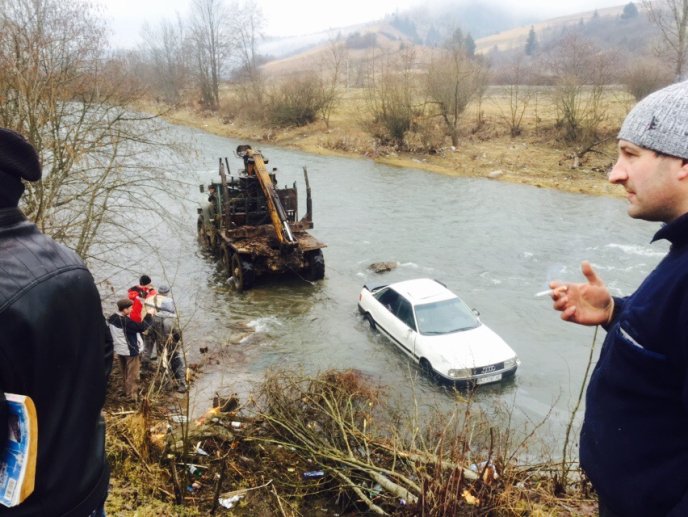 На Міжгірщині авто з трьома пасажирами і дитиною впало з мосту в річку – 01