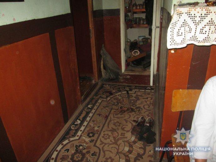 Донька встромила ніж своєму батьку в груди – 01