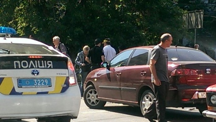 Мотоцикл опинився під колесами автомобіля – 04