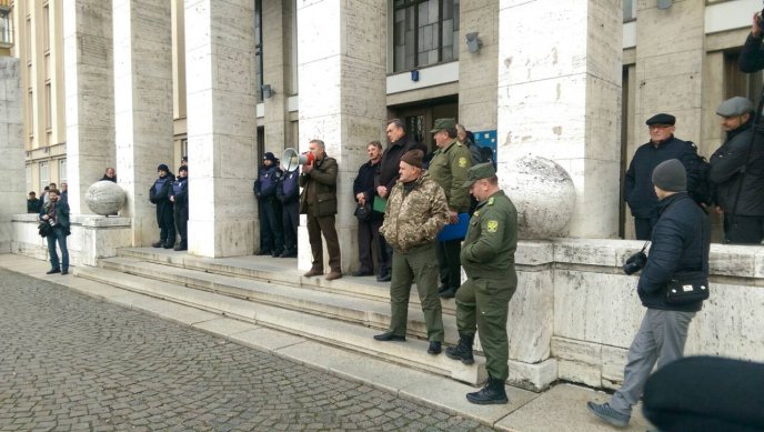 Лісівники прийшли із бензопилами під стіни Закарпатської ОДА – 03
