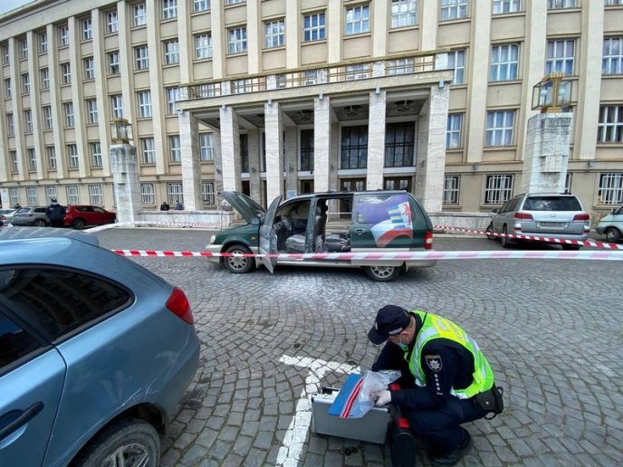 Перед Закарпатською ОДА підпалили машину – 01