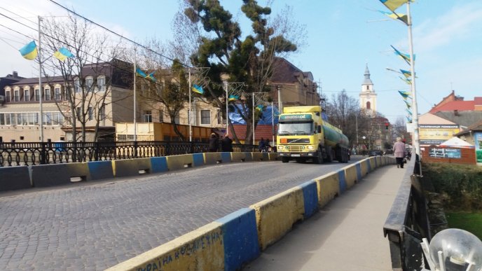 У Берегові тріснула конструкція мосту через канал Верке – 01