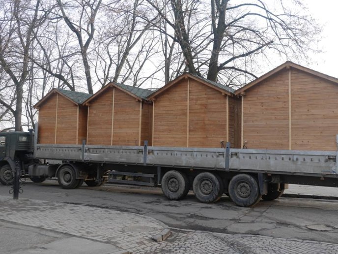 У центрі Ужгорода облаштовують будиночки для фестивалю-ярмарку "Медовуха Фест" – 02