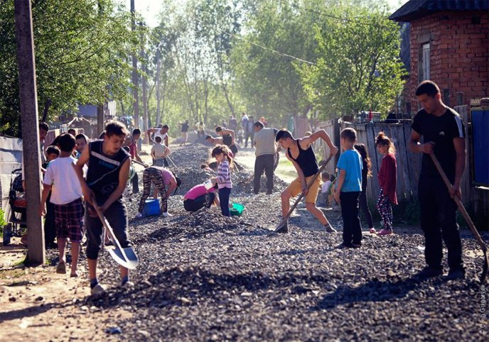 У Великих Лучках ромський табір за два дні зробив дорогу – 02 У Великих Лучках ромський табір за два дні зробив дорогу – 02
