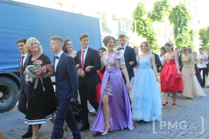 У Мукачеві стартував парад випускників – 16