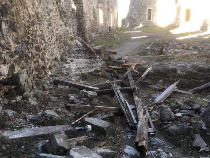 Впав дах аварійної вежі Невицького замку – 07