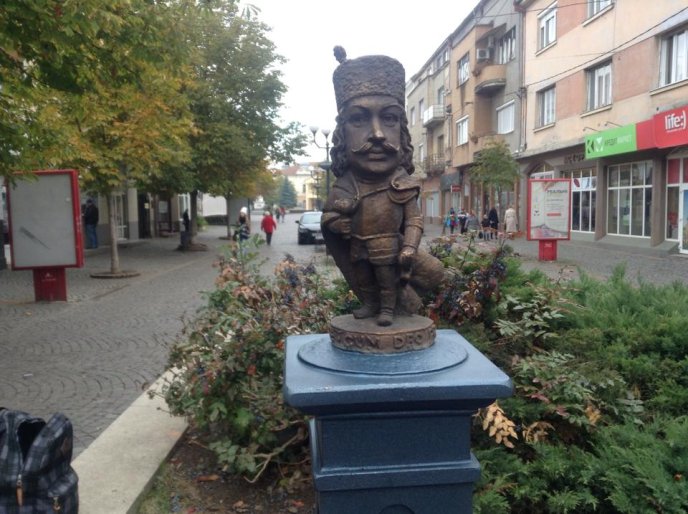 У центрі Мукачева з’явився міні-пам’ятник Ференцу Ракоці ІІ – 01