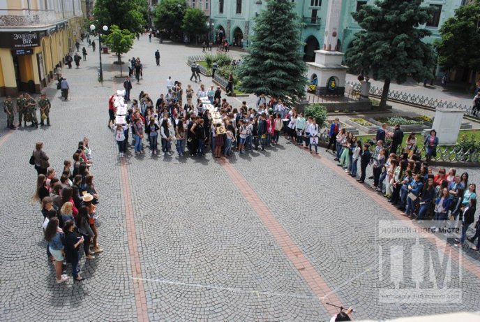 Молодь Мукачева влаштувала флешмоб "Місто читає" (ФОТО) – 05