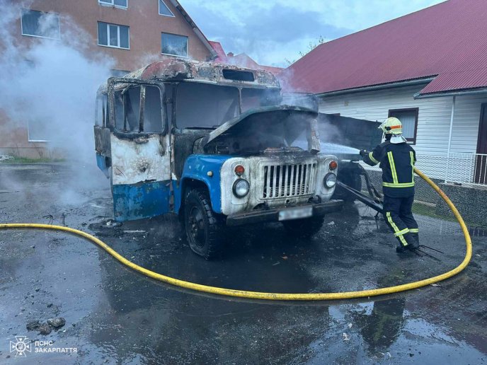 У селищі на Тячівщині спалахнула пожежа – 01 Пожежа у селищі Дубове