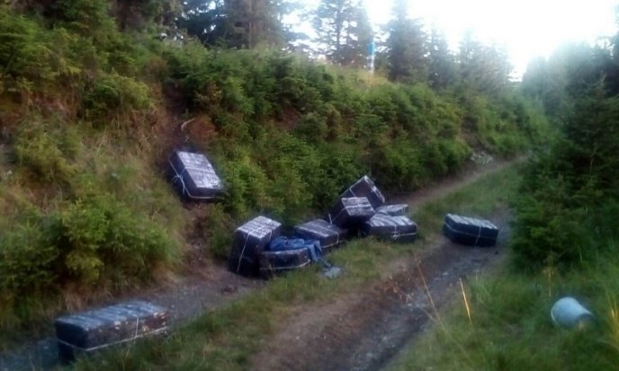 Тікаючи від прикордонників, контрабандисти покинули в горах машину і велику партію сигарет – 02