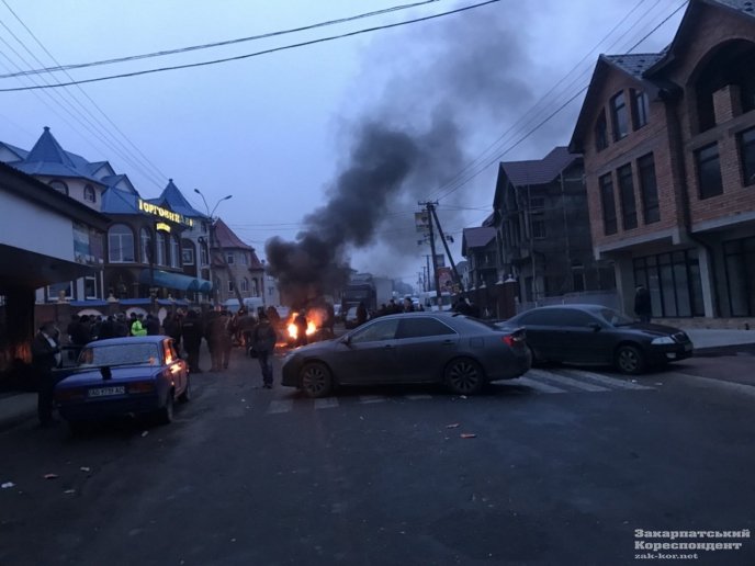Обурені люди не розходяться: що зараз відбувається у Нижній Апші – 04